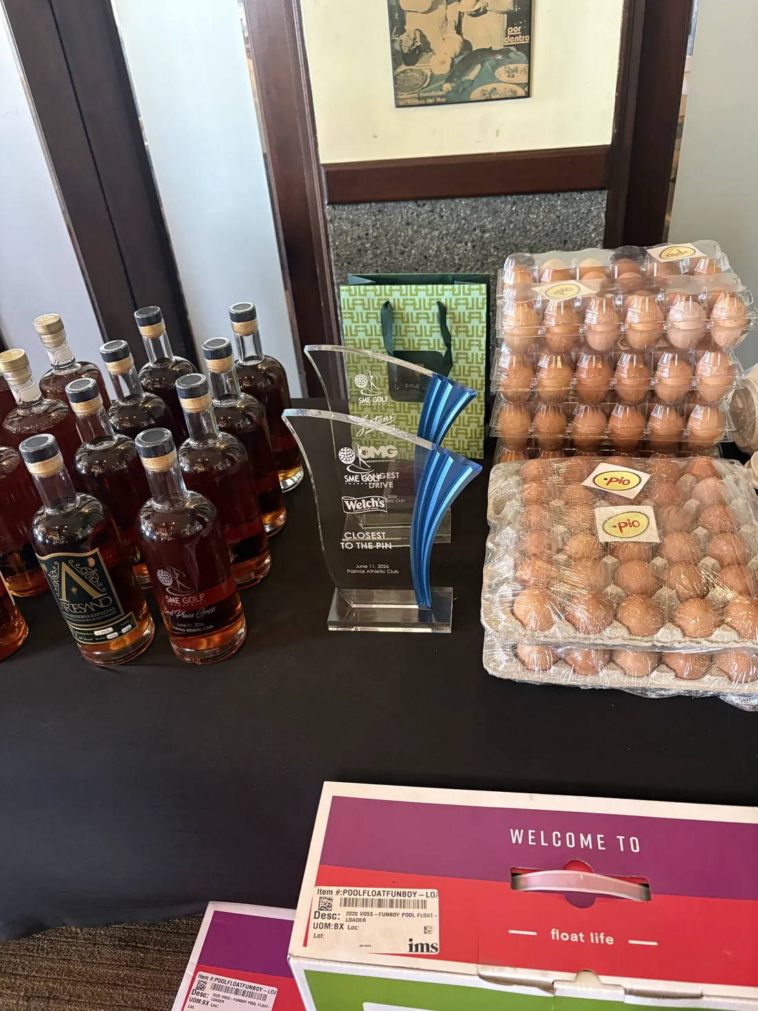 Los huevos de punto.pio en la mesa de premios junto a los trofeos del torneo